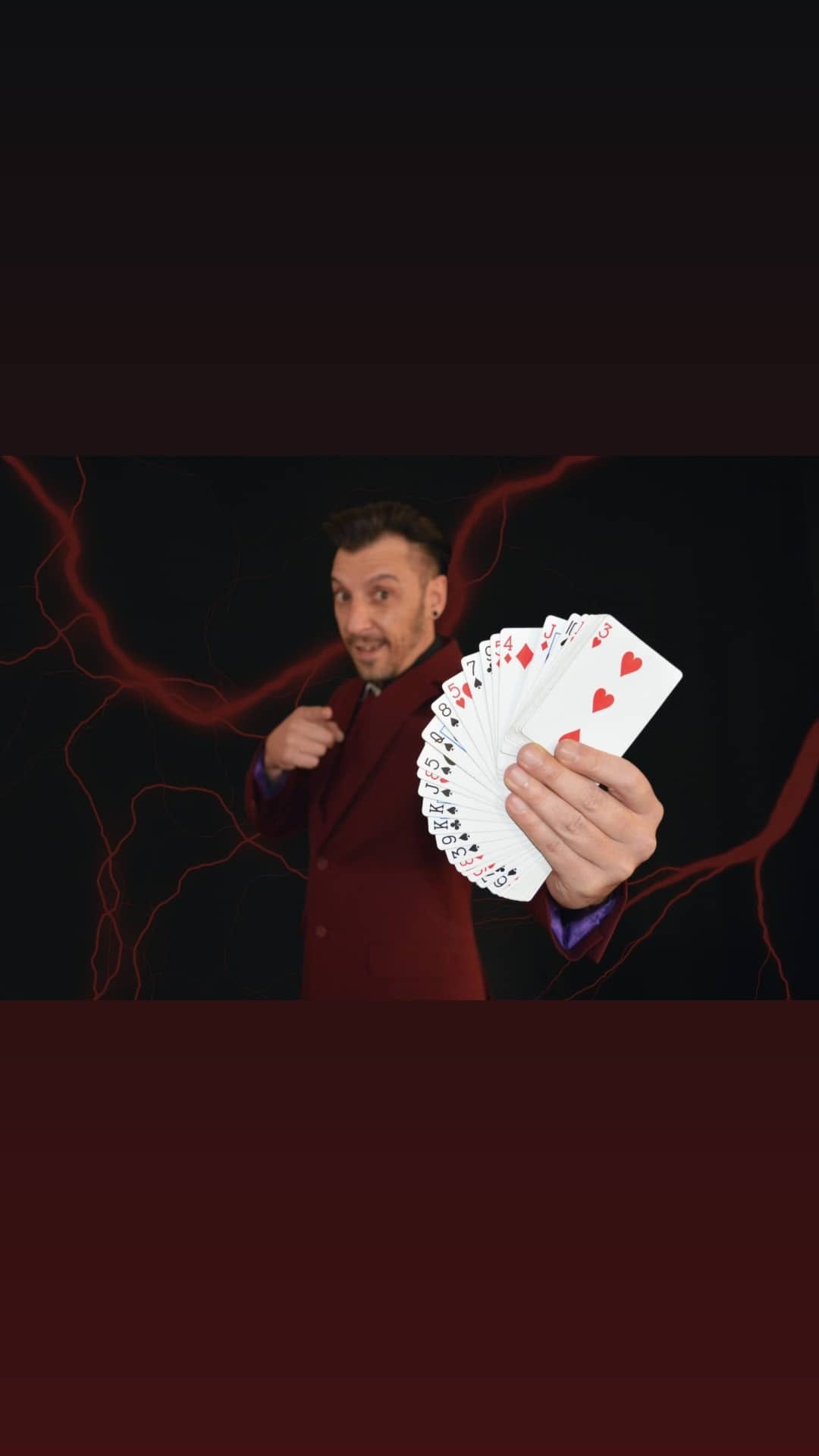 Massimo mostra un ventaglio di carte da gioco.